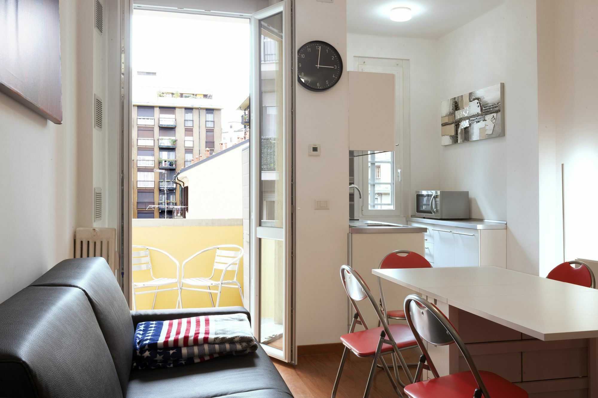 Apartment Bright New House Near Navigli District *